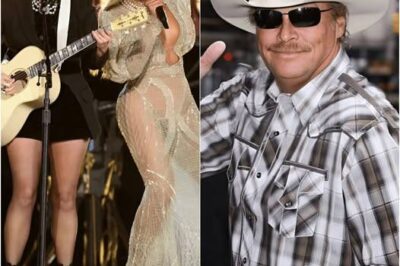 Alan Jackson Quietly Gets Up and Leaves Right After Beyoncé and the Dixie Chicks Take the Stage – “It’s Not Worth It”