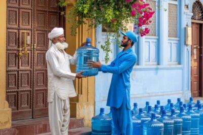 A 75-year-old man ordered 14 large water jugs every day. The delivery man began to grow suspicious and called the police. When the door opened, everyone was left speechless.